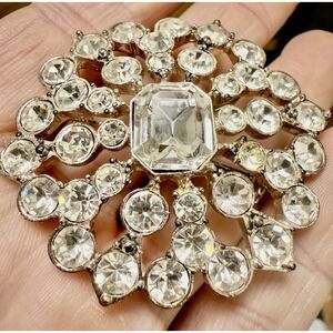 VINTAGE BROOCH PINSIGNED LC LIZ CLAIBORNE RHINESTONE FLORAL HEXAGON  SILVER TONE